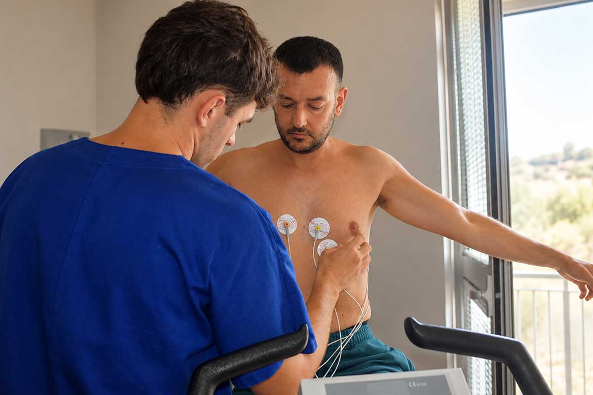 Medico del centro Fisiolog durante una visita di medicina sportiva.